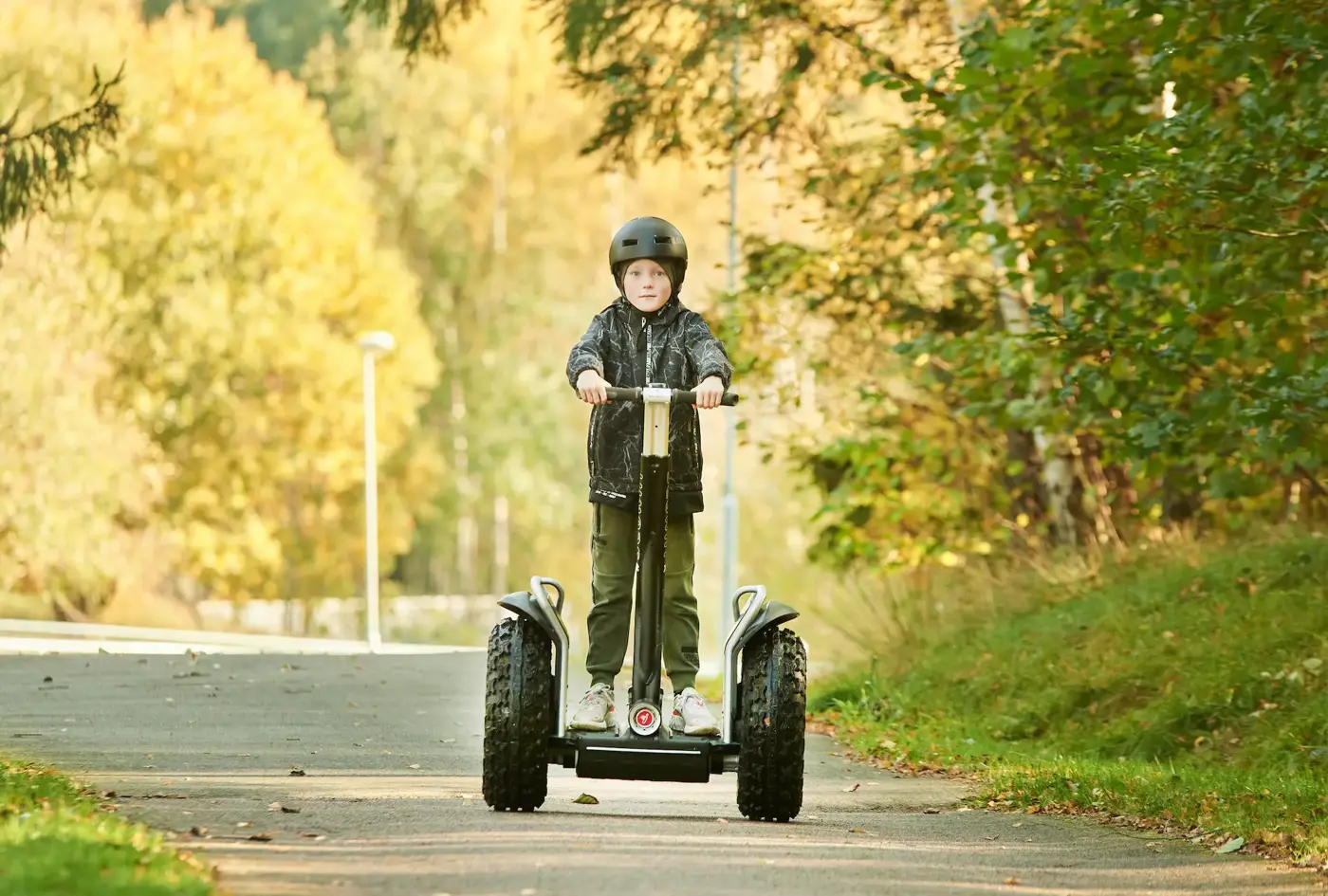 Barn som kör segway