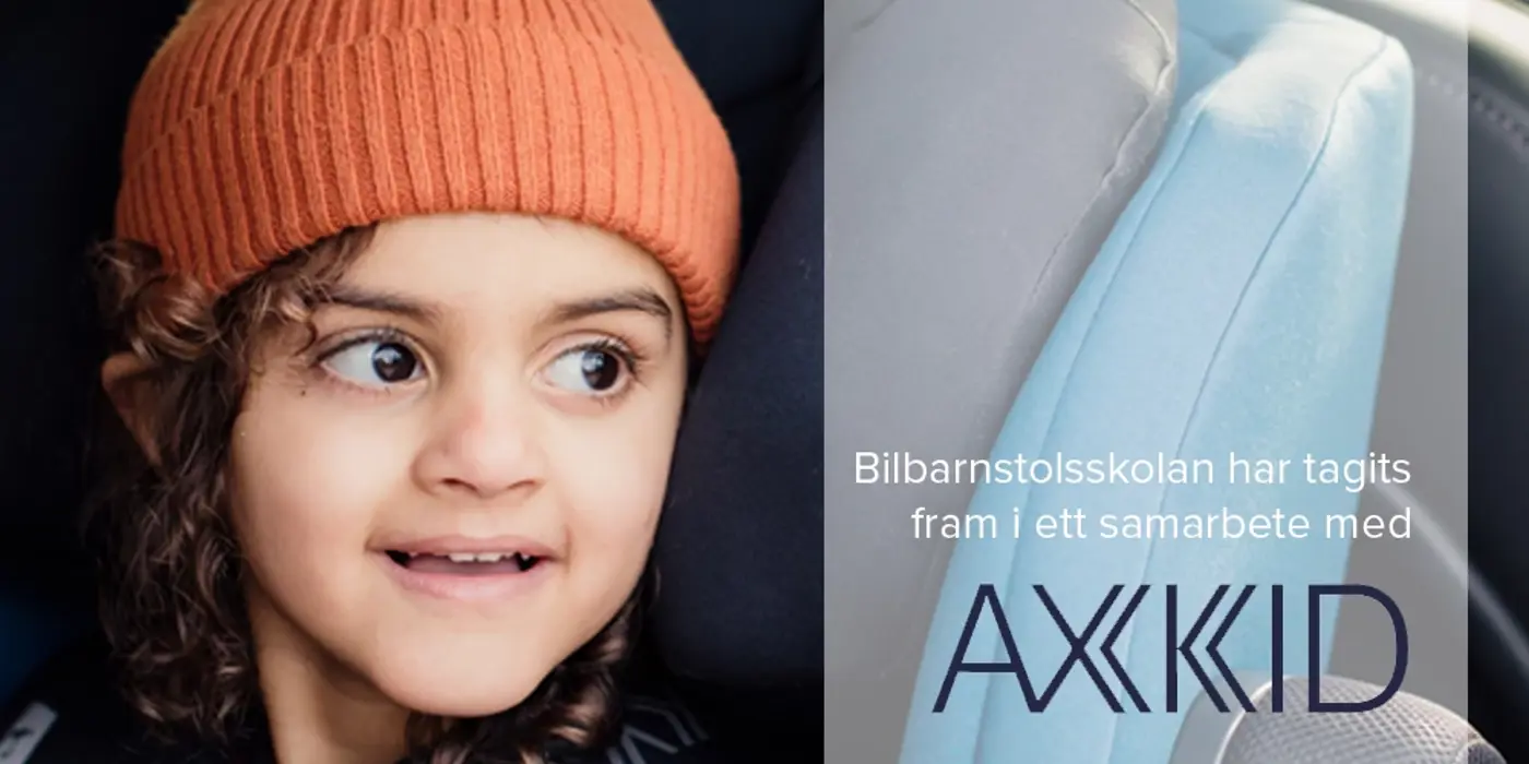Ett barn i en bilbarnstol samt en textruta med texten "Bilbarnstolsskolan ar tagits fram i samarbete med Axkid".