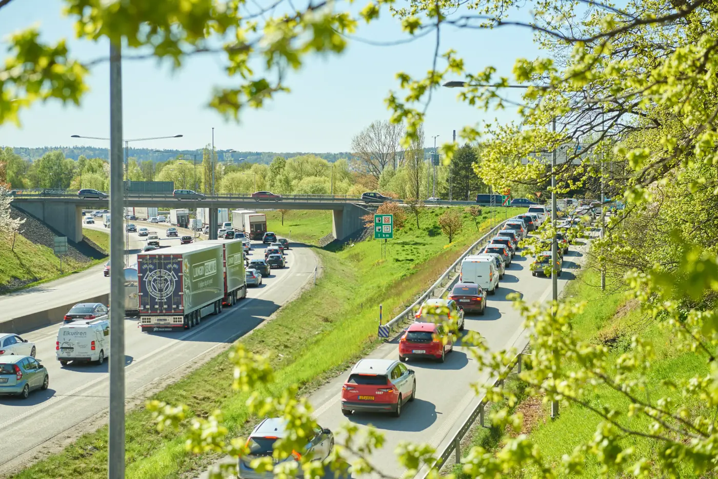 Motorväg och avfart med bilkö.
