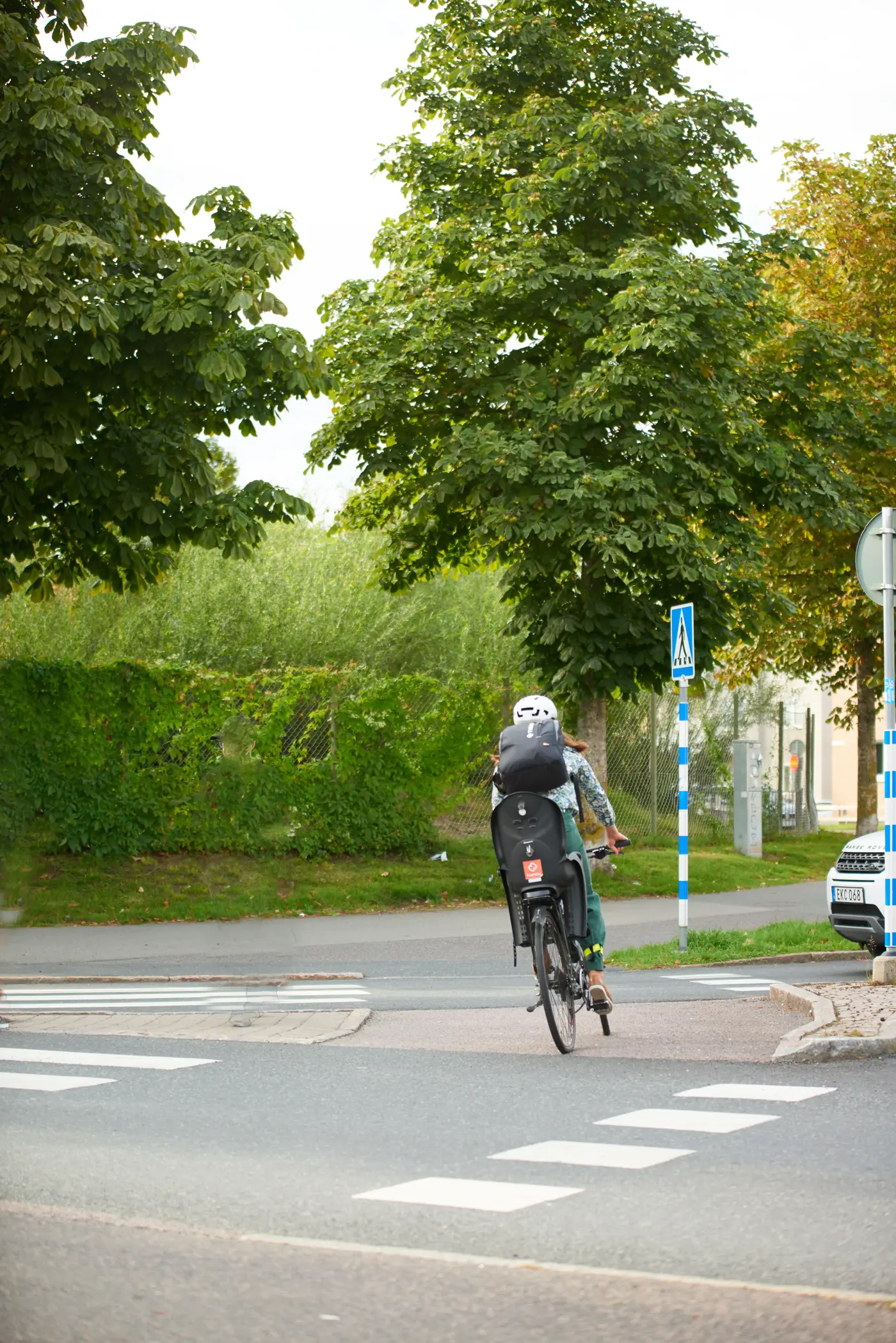 En person cyklar över en cykelpassage.