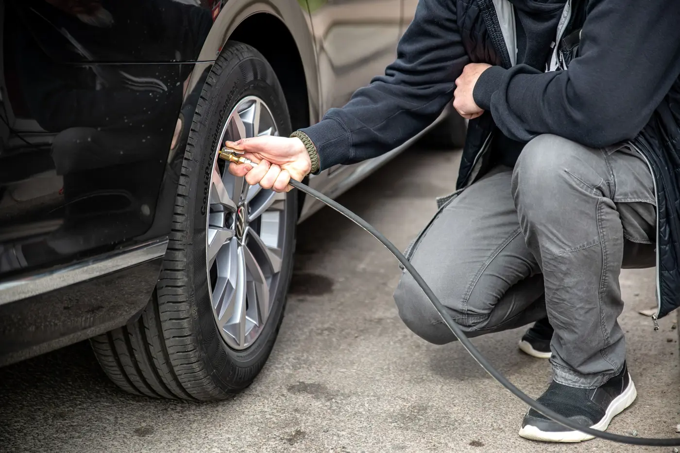 Kontroll av lufttryck på bildäck.