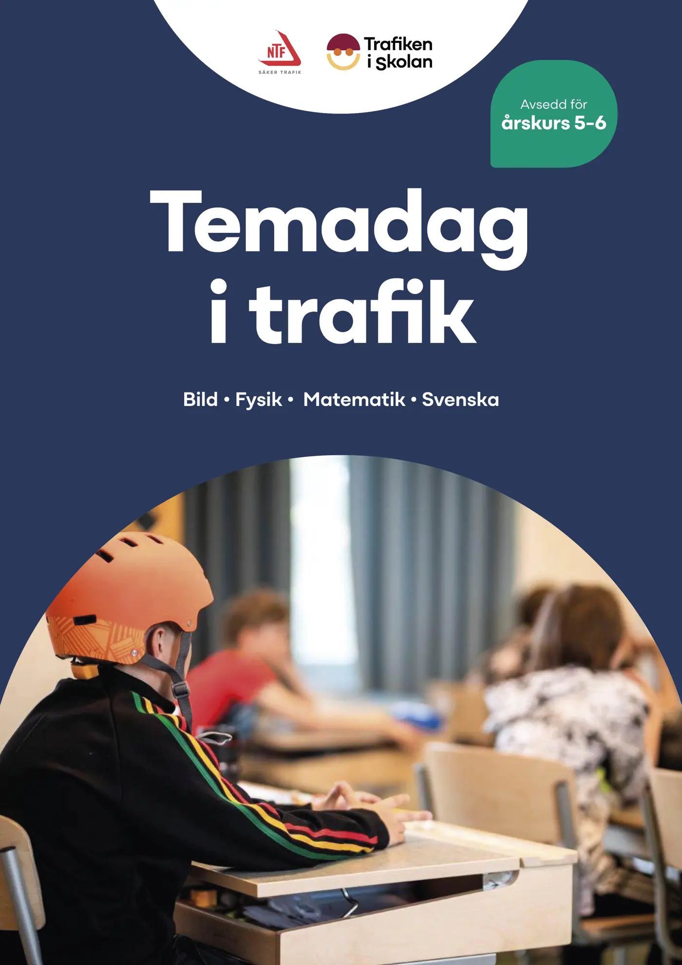 Barn i klassrum med cykelhjälm på huvudet.