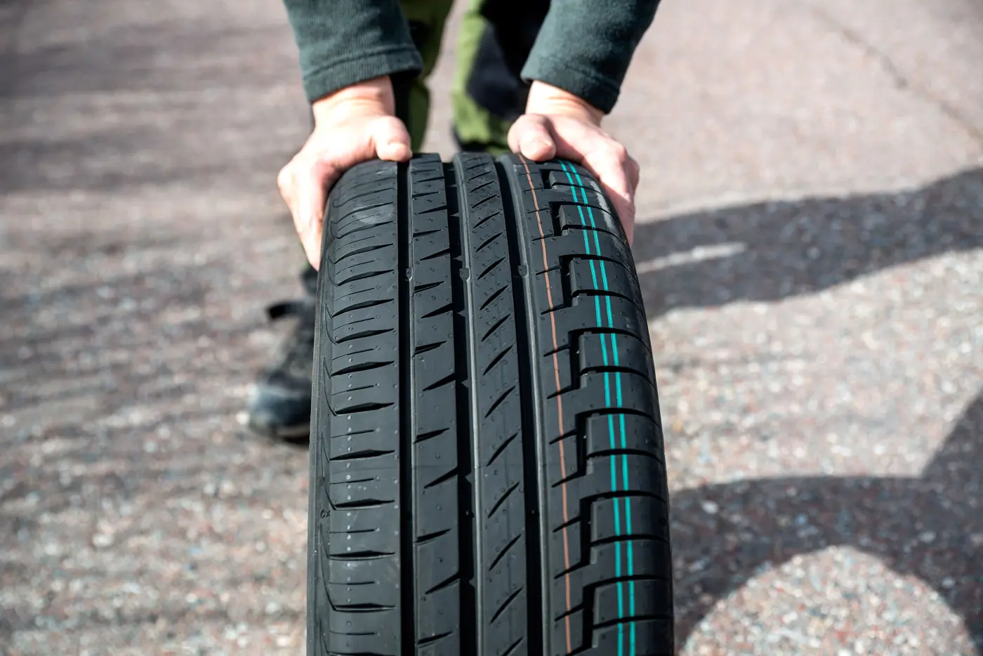 En person håller i ett bildäck.