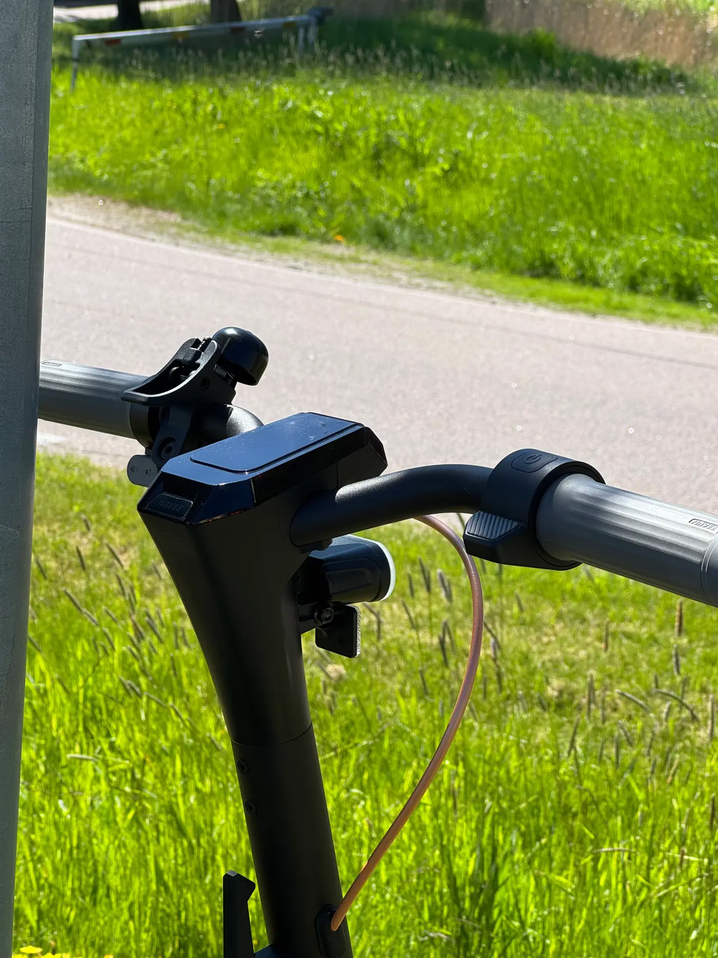 Styret på en elsparkcykel.