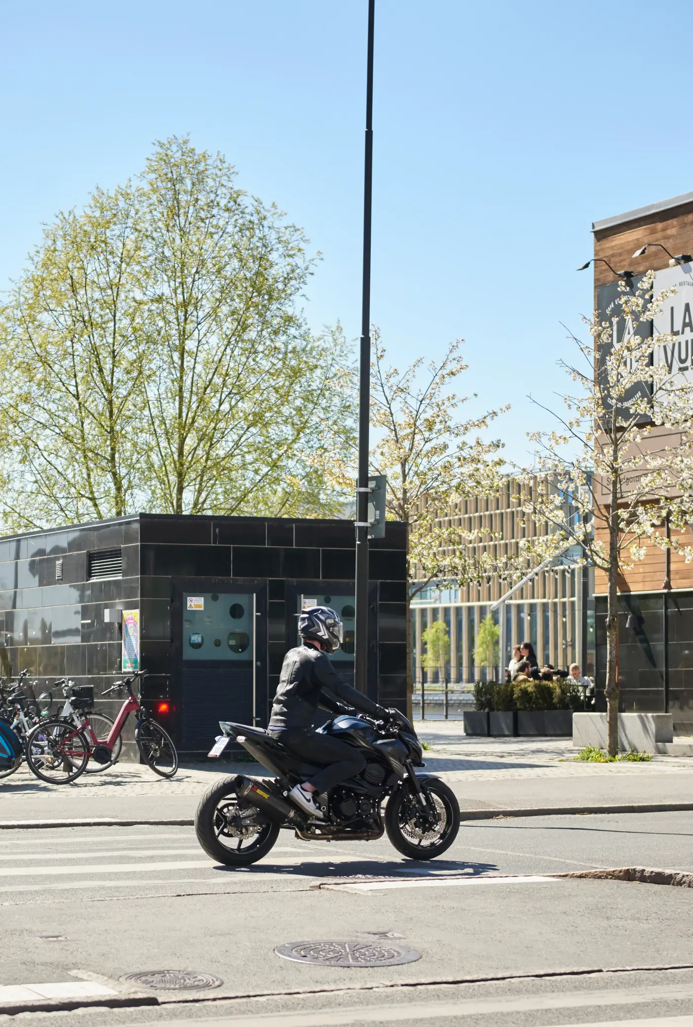 En person kör motorcykel i stadsmiljö.