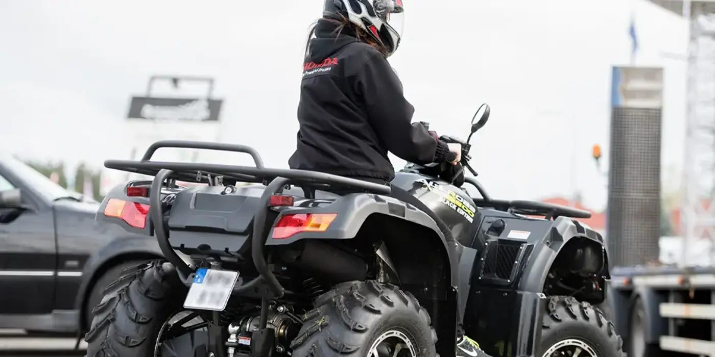 bild på fyrhjuling bakifrån