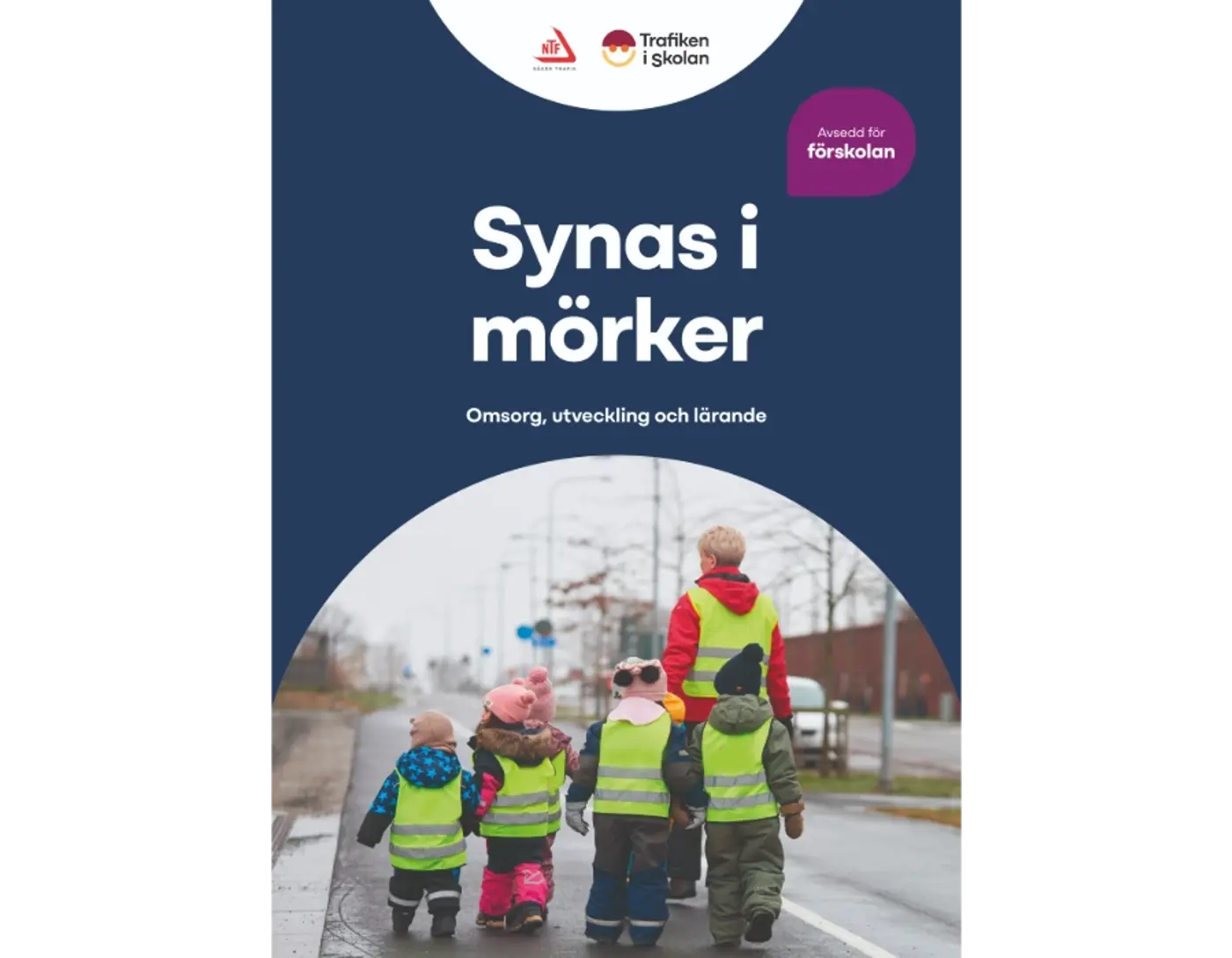 Förskolegrupp med reflexvästar.