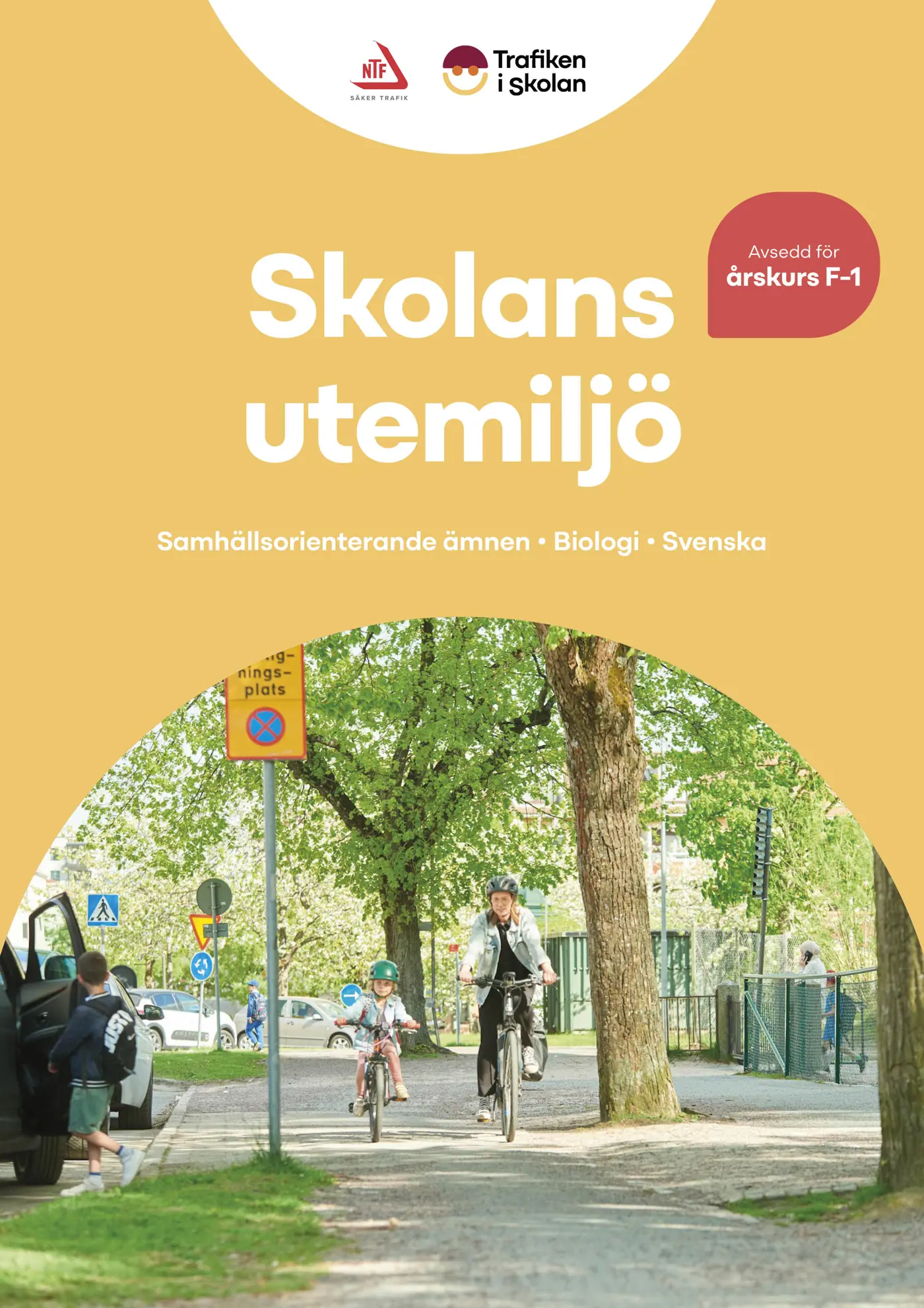 Förälder och barn cyklar på cykelbana.